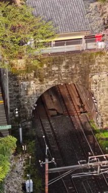 Japonya 'daki Arashiyama tren istasyonunun insansız hava aracı görüntüsü