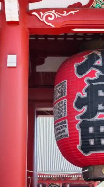 Asakusa, Tokyo, Japonya 'daki Senso-ji tapınağına kağıt fenerler asın. Dikey. Çeviri: Kobuna Kasabası