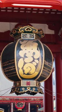 Asakusa, Tokyo, Japonya 'daki Senso ji Tapınağı' nda asılı duran kağıt feneri kapat. Dikey. Çeviri: Kobuna Kasabası