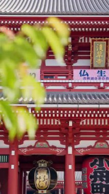 Japonya, Asakusa 'daki Senso-ji tapınağının gündüz manzarası. Dikey
