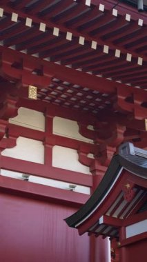 Japonya, Asakusa 'daki Senso-ji tapınağının gündüz manzarası. Dikey