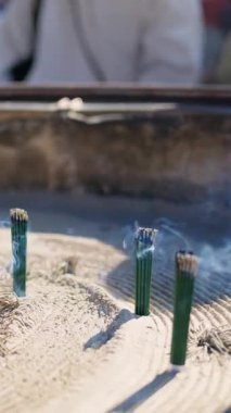 Japonya 'nın Asakusa kentindeki Senso-ji tapınağında tütsü yakılıyor. Dikey