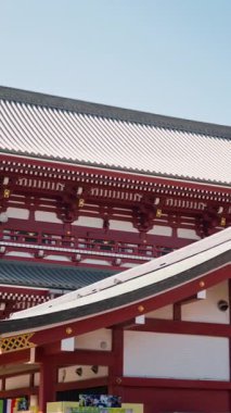 Japonya, Asakusa 'daki Senso-ji tapınağının gündüz manzarası. Dikey