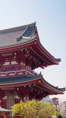 Japonya, Asakusa 'daki Senso-ji tapınağının gündüz manzarası. Dikey