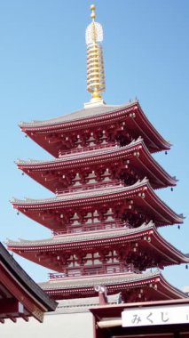 Japonya, Asakusa 'daki Senso-ji tapınağının gündüz manzarası. Dikey