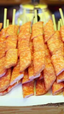 Japonya 'da bir sokak gıda pazarında yengeç şiş yakın. Dikey