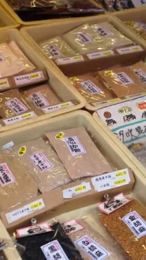 Japonya 'daki Tsukiji Balık Pazarı' nda satılık bir sürü baharat var. Dikey. Çeviri: 