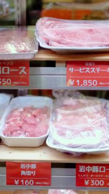 Japonya 'daki Tsukiji Balık Pazarı' nda farklı et türleri sergileniyor. Dikey. Çeviri: 