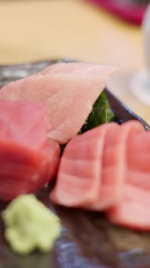 Japonya 'daki Tsukiji Balık Pazarı' nda birden fazla ton balığı sergileniyor. Dikey