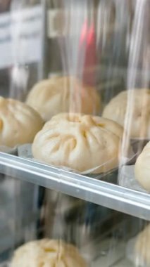 Hamur köftelerini Japonya 'daki Tsukiji Balık Pazarı' nda sergileyin. Dikey