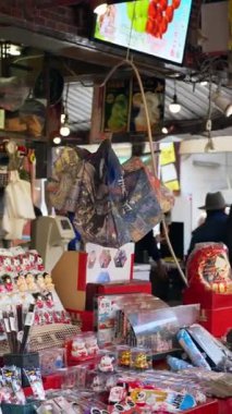 Japonya 'daki Tsukiji Balık Pazarı' ndaki farklı ıvır zıvırları kapatın. Dikey