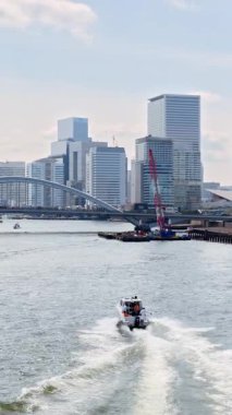 Japonya 'nın Chuo kentindeki binaların olduğu Kachidoki Köprüsü manzarası. Dikey