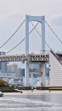 Gökkuşağı Köprüsü 'nün ve bulutlu bir günde Japonya' nın ufuk çizgisinin uzak görüntüsü. Dikey