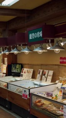 Chuo, Japonya - 23 Nisan 2025: Japonya 'daki Tsukiji Balık Pazarı' nda bir mağazanın içi. Dikey. Çevirisi: 