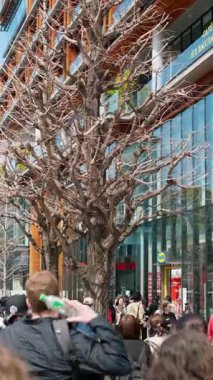 Tokyo, Japonya - 24 Nisan 2025: Gündüz vakti Takeshita alışveriş caddesinde çok sayıda insan yürüyor. Dikey