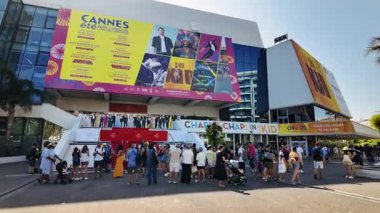 Cannes, Fransa - 23 Ağustos 2024: Festivaller ve Cannes Kongresi 'nin önünden gündüz geçenler
