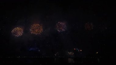 Geceleri Cannes Havai fişek Festivali 'nde gökyüzünde havai fişekler.