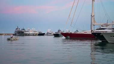 Cannes, Fransa - 23 Ağustos 2024: Günbatımında Fransa 'nın Port de Cannes limanına yanaşan bir sandaldaki adam