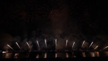 Geceleri Cannes Havai fişek Festivali 'nde gökyüzünde havai fişekler.