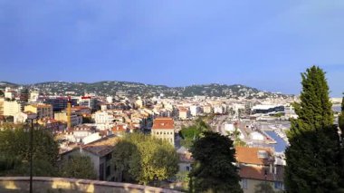 Bulutlu bir günde Fransa 'nın Cannes sahilinin hava manzarası