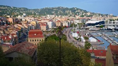 Fransa 'nın Cannes sahilindeki liman manzarası bulutlu bir günde