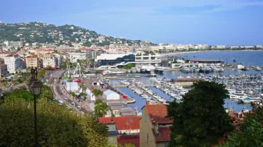 Fransa 'nın Cannes sahilindeki liman manzarası bulutlu bir günde