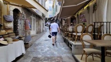 Cannes, Fransa - 26 Ağustos 2024: İnsanlar sokakta, teras ve mağazaların yakınında gün ışığında yürüyor