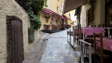 Cannes, Fransa - 26 Ağustos 2024: Gün ışığında boş terasların yakınında bir yürüyüş