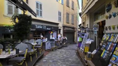 Cannes, Fransa - 26 Ağustos 2024: Gün ışığında teras ve mağazaların yakınında bir yürüyüş