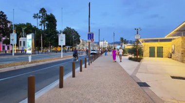 Cannes, Fransa - 26 Ağustos 2024: İnsanlar akşam saatlerinde şehrin sokaklarında yürüyor