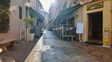 Cannes, Fransa - 26 Ağustos 2024: Gün ışığında boş terasların yakınında bir yürüyüş