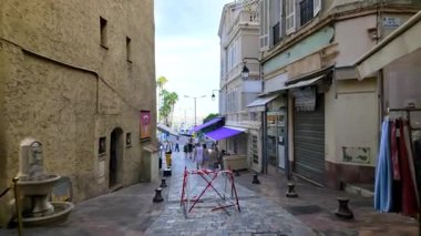 Cannes, Fransa - 26 Ağustos 2024: Gün ışığında teras ve mağazaların yakınında bir yürüyüş