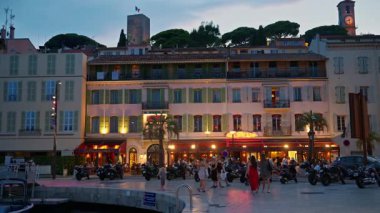 Cannes, Fransa - 26 Ağustos 2024: Akşamları Port de Cannes yakınlarında yürüyen insanlar