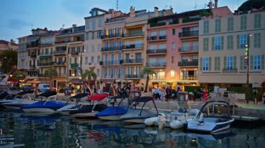 Cannes, Fransa - 26 Ağustos 2024: İnsanlar akşam saatlerinde Port de Cannes limanına yanaştı