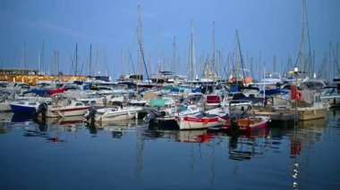 Cannes, Fransa - 26 Ağustos 2024: Tekneler akşam Cannes Limanı 'na yanaştı