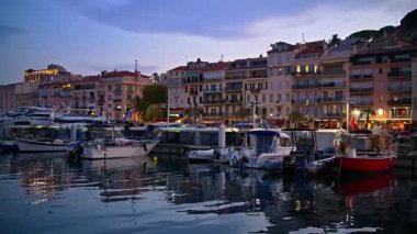 Cannes, Fransa - 26 Ağustos 2024: Gemiler akşam saatlerinde Port de Cannes limanına yanaştı