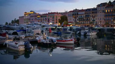 Cannes, Fransa - 26 Ağustos 2024: Gemiler akşam saatlerinde Port de Cannes limanına yanaştı