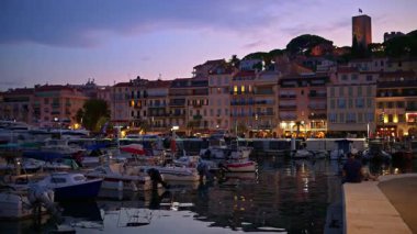 Cannes, Fransa - 26 Ağustos 2024: Gemiler akşam saatlerinde Port de Cannes limanına yanaştı