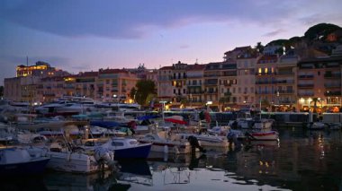 Cannes, Fransa - 26 Ağustos 2024: Gemiler akşam saatlerinde Port de Cannes limanına yanaştı