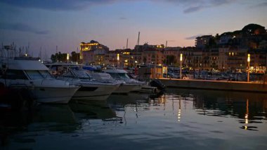 Cannes, Fransa - 26 Ağustos 2024: Gemiler akşam saatlerinde Port de Cannes limanına yanaştı