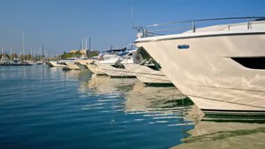 Fransa 'nın Antibes kentindeki Vauban Limanı' na gün ışığında tekneler yanaştı.