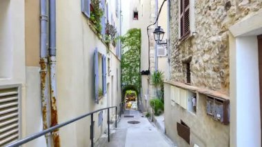 Antibes, Fransa sokaklarında gün ışığında bir yürüyüş