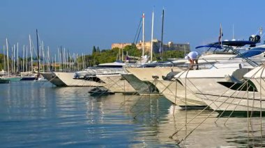 Fransa 'nın Antibes şehrinde Fort Carre ile Vauban Limanı' na yanaşan tekneler var.