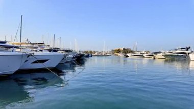 Antibes, Fransa - 29 Ağustos 2024: Tekneler gündüz vakti Vauban Limanı 'na yanaştı