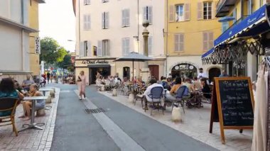 Antibes, Fransa - 29 Ağustos 2024: İnsanlar gün ışığında şehrin sokaklarında yürüyor