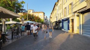 Antibes, Fransa - 29 Ağustos 2024: İnsanlar gün ışığında şehrin sokaklarında yürüyor