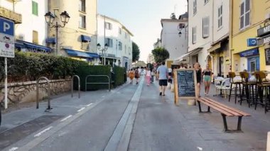 Antibes, Fransa - 29 Ağustos 2024: İnsanlar gün ışığında şehrin sokaklarında yürüyor