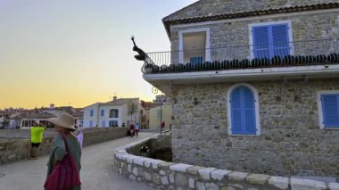 Antibes, Fransa - 29 Ağustos 2024: Nicolas Lavarenne 'in bronz heykelinin yakınında yürüyen insanlar