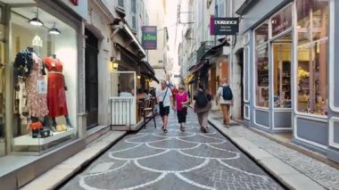 Antibes, Fransa - 29 Ağustos 2024: İnsanlar gün ışığında şehrin sokaklarında yürüyor