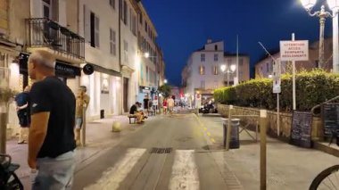 Antibes, Fransa - 29 Ağustos 2024: İnsanlar akşam saatlerinde şehrin sokaklarında yürüyor